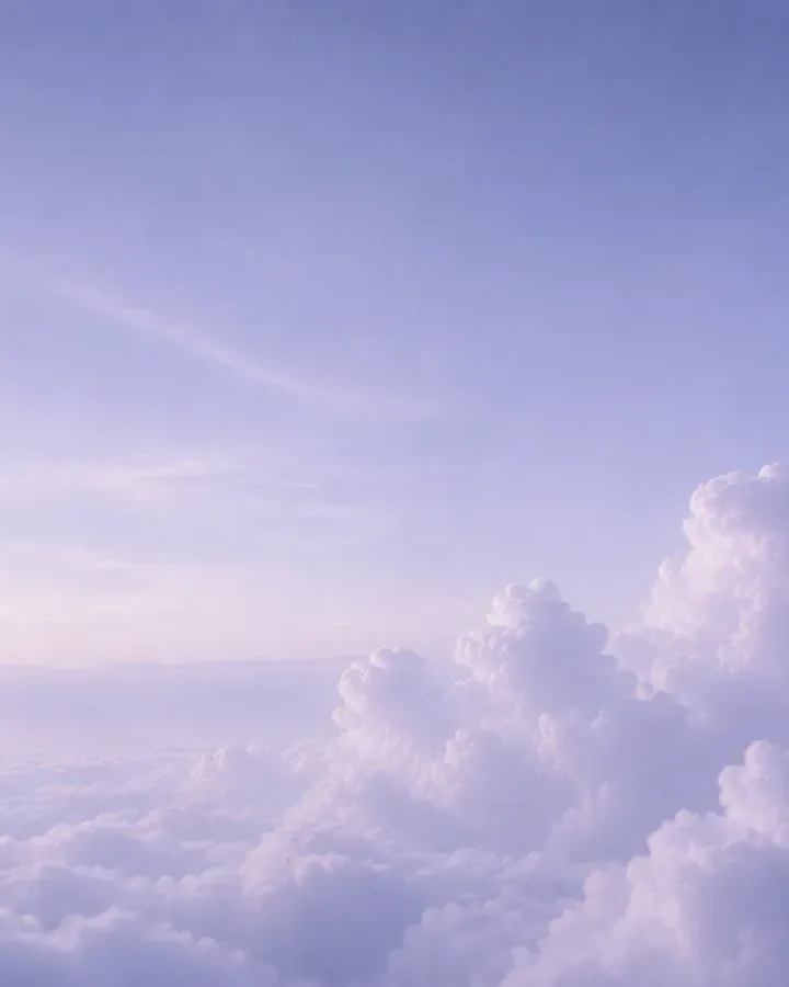 Ein lavendelfarbener Himmel über einer weichen Wolkenbank.